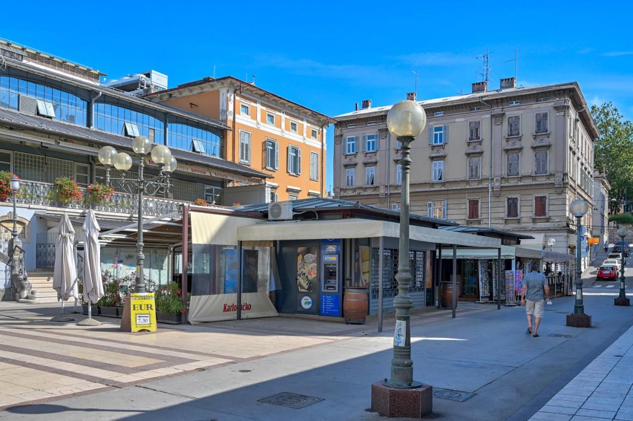 Collins Emerald Center Pula Bagian luar foto