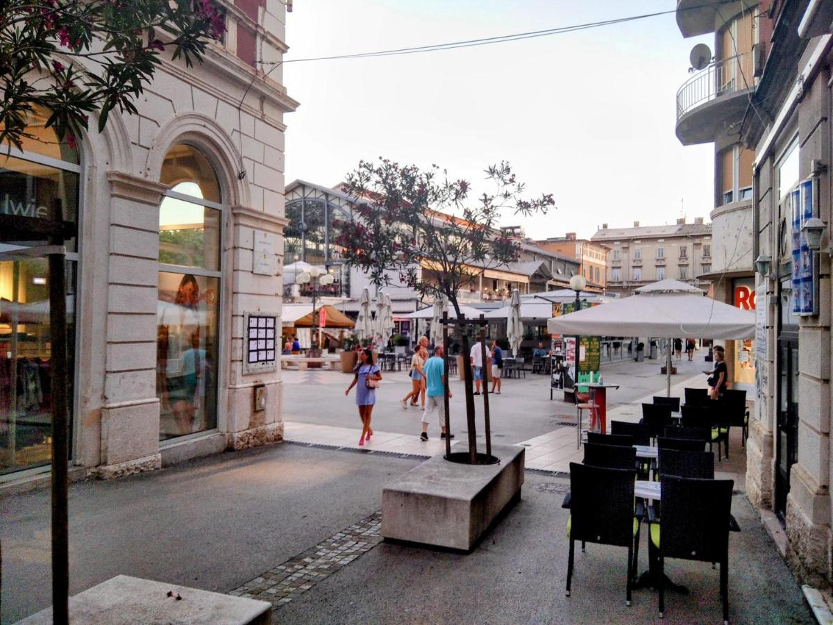 Collins Emerald Center Pula Bagian luar foto